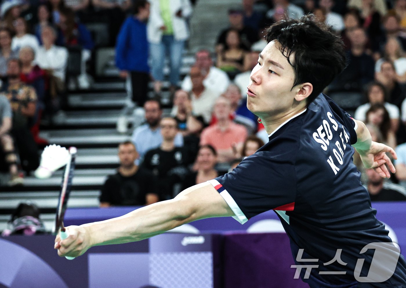 본문 이미지 - 대한민국 배드민턴 대표팀 서승재 선수가 27일 오후(한국시간) 프랑스 파리 라 샤펠 아레나에서 열린 '2024 파리올림픽' 배드민턴 혼합복식 조별예선 알제리와의 경기에서 공격을 하고 있다. 2024.7.27/뉴스1 ⓒ News1 박정호 기자