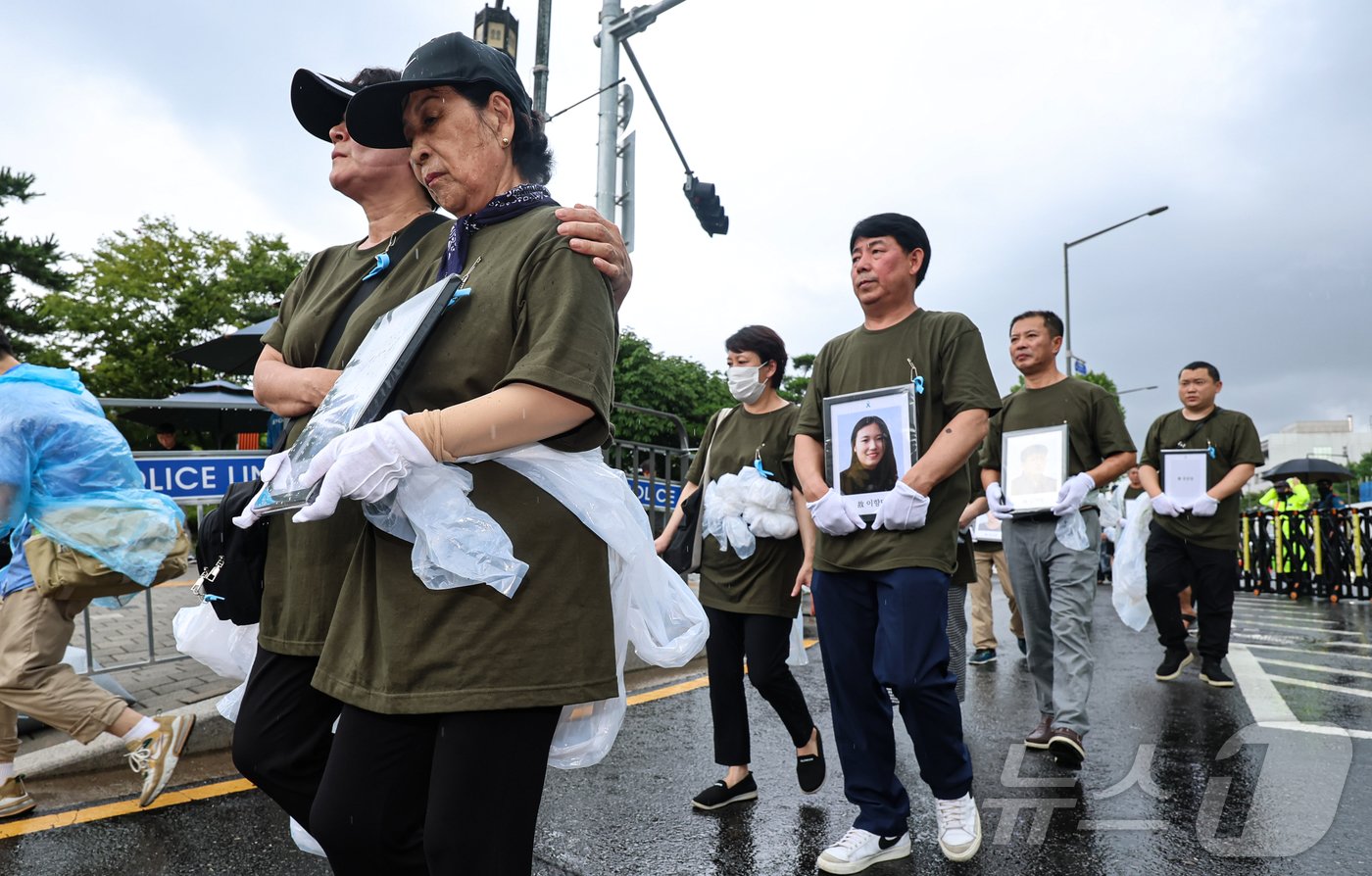 본문 이미지 - 아리셀 산재 피해 유가족들과 중대재해 참사 대책위원회가 27일 서울 용산구 전쟁기념관 앞에서 아리셀 참사 진상규명 및 책임자 처벌을 촉구하는 기자회견 후 서울역 방면으로 행진하고 있다. 2024.7.27/뉴스1 ⓒ News1 김도우 기자