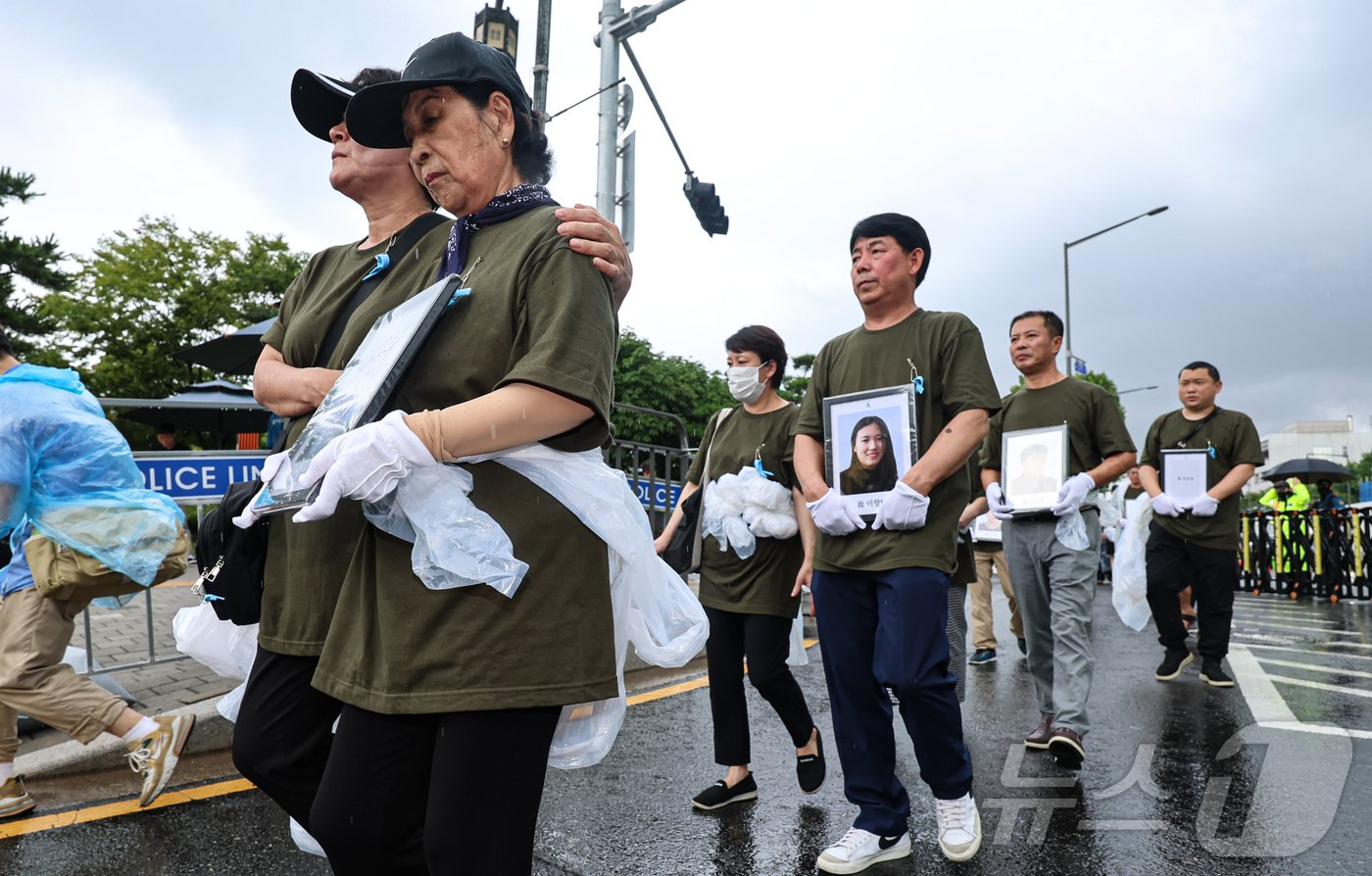 아리셀 산재 피해 유가족들과 중대재해 참사 대책위원회가 27일 서울 용산구 전쟁기념관 앞에서 아리셀 참사 진상규명 및 책임자 처벌을 촉구하는 기자회견 후 서울역 방면으로 행진하고 있다. 2024.7.27/뉴스1 ⓒ News1 김도우 기자