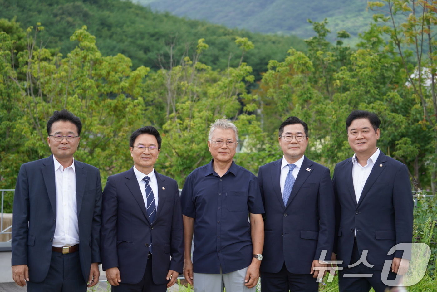 (서울=뉴스1) 민경석 기자 = 박찬대 더불어민주당 당대표 직무대행 겸 원내대표 등이 27일 경남 양산 평산마을을 방문해 문재인 전 대통령을 만나 기념촬영을 하고 있다.왼쪽부터 김 …