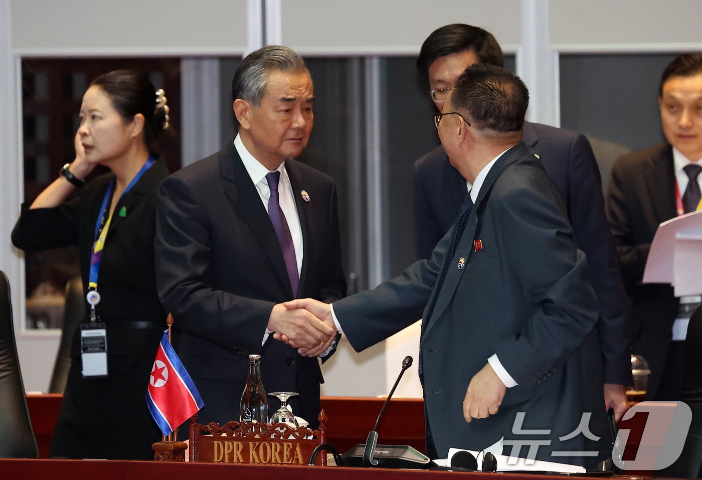 본문 이미지 - 왕이 중국 공산당 중앙외사판공실 주임 겸 외교부장이 27일(현지시간) 오후 라오스 비엔티안 국립컨벤션센터에서 열린 아세안지역안보포럼(ARF)에서 리영철 주라오스 북한 대사에게 악수를 건네고 있다. (공동취재) 2024.7.27/뉴스1 ⓒ News1 오대일 기자