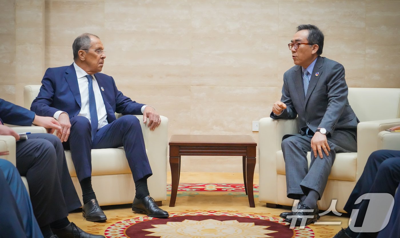 본문 이미지 - 조태열 외교부 장관이 27일&#40;현지시간&#41; 오후 라오스 비엔티안 국립컨벤션센터에서 세르게이 라브로프 러시아 외무장관과 약식 회동을 하고 있다. &#40;외교부 제공&#41; 2024.7.27/뉴스1 ⓒ News1 오대일 기자