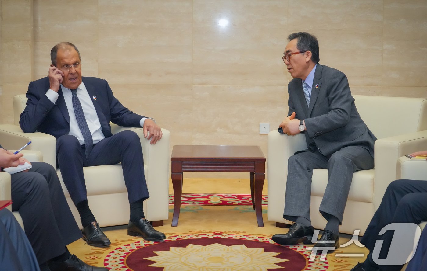 본문 이미지 - 조태열 외교부 장관이 27일(현지시간) 오후 라오스 비엔티안 국립컨벤션센터에서 세르게이 라브로프 러시아 외무장관과 약식 회동을 하고 있다. (외교부 제공) 2024.7.27/뉴스1 ⓒ News1 오대일 기자