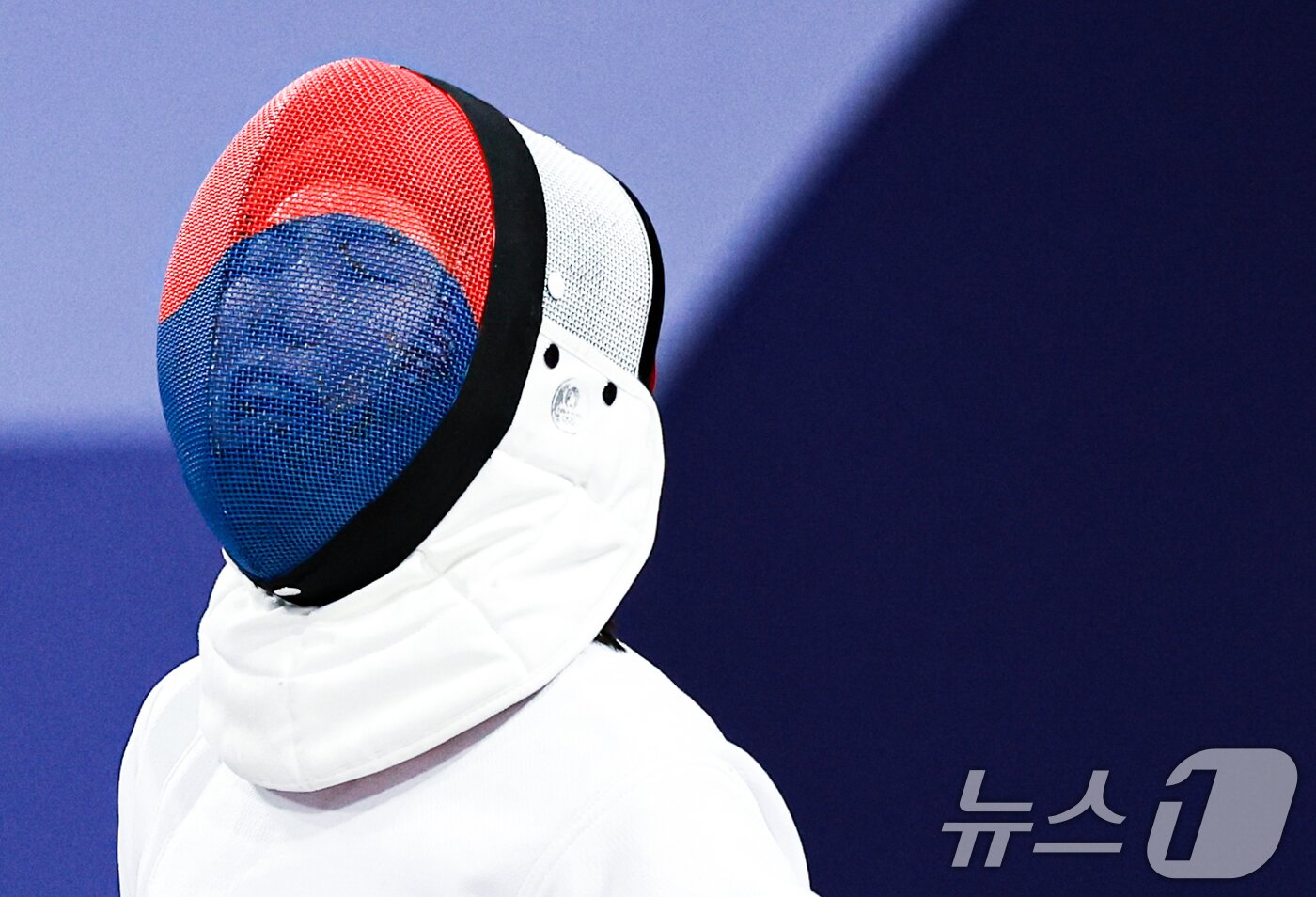 본문 이미지 - 대한민국 펜싱 대표팀 송세라 선수가 27일 오후(한국시간) 프랑스 파리 그랑 팔레에서 열린 '2024 파리올림픽' 여자 에페 개인 32강 폴란드 마티나 스와토프스카 선수의 경기에서 득점을 획득한 후 기뻐하고 있다. 2024.7.27/뉴스1 ⓒ News1 박정호 기자