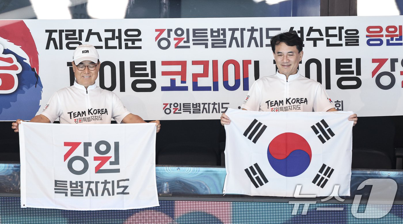 본문 이미지 - 김진태 강원도지사(오른쪽)가 27일(한국시간) 프랑스 파리 라데팡스에서 열린 남자 100M 평영 예선 경기를 찾아 선수들을 응원하고 있다. 2024.7.27/뉴스1 ⓒ News1 이동해 기자