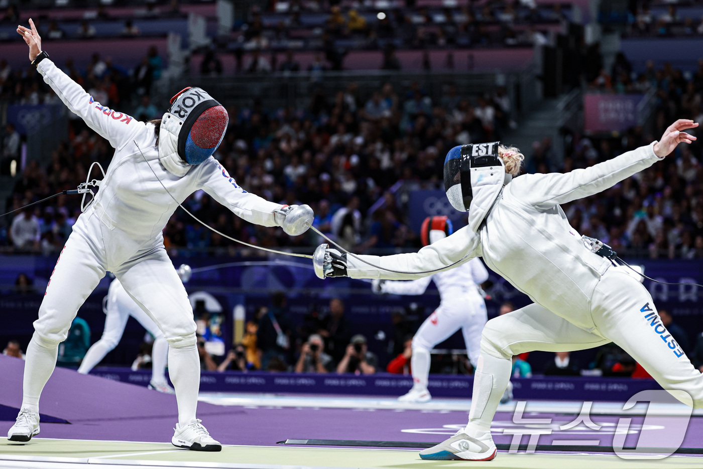 (파리(프랑스)=뉴스1) 박정호 기자 = 대한민국 펜싱 대표팀 강영미 선수가 27일 오후(한국시간) 프랑스 파리 그랑 팔레에서 열린 '2024 파리올림픽' 여자 에페 개인 32강 …