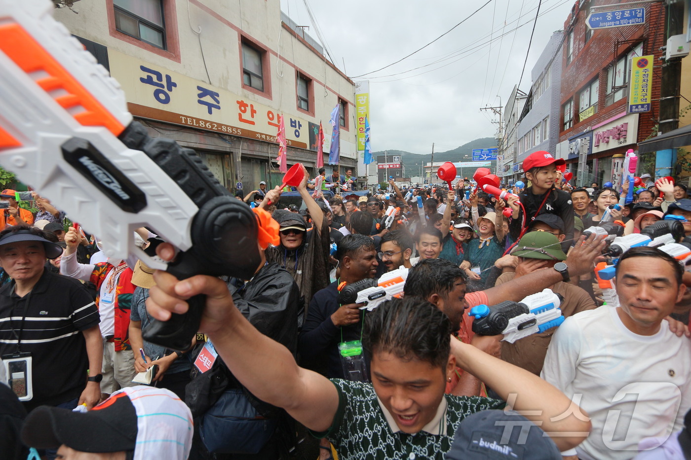 (서울=뉴스1) = 27일 전남 장흥군 탐진강 수변공원 일대에서 열린 '2024 정남진 장흥물축제'에서 살수대첩 거리퍼레이드에 참여한 관광객들이 축제를 즐기고 있다. (정남진장흥물 …