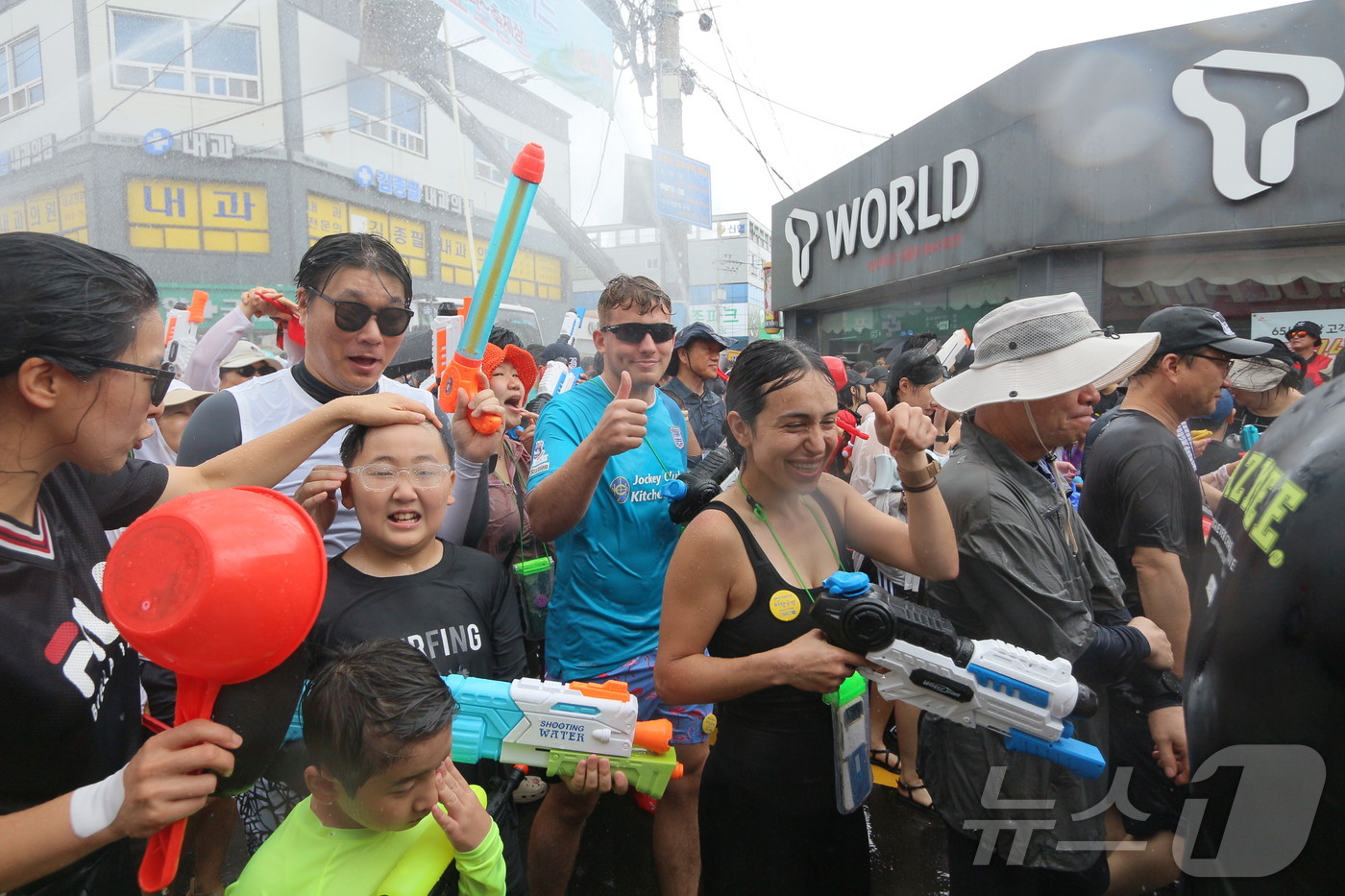 (서울=뉴스1) = 27일 전남 장흥군 탐진강 수변공원 일대에서 열린 '2024 정남진 장흥물축제'에서 살수대첩 거리퍼레이드에 참여한 관광객들이 축제를 즐기고 있다. (정남진장흥물 …