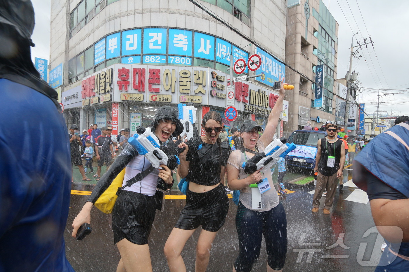 (서울=뉴스1) = 27일 전남 장흥군 탐진강 수변공원 일대에서 열린 '2024 정남진 장흥물축제'에서 살수대첩 거리퍼레이드에 참여한 관광객들이 축제를 즐기고 있다. (정남진장흥물 …