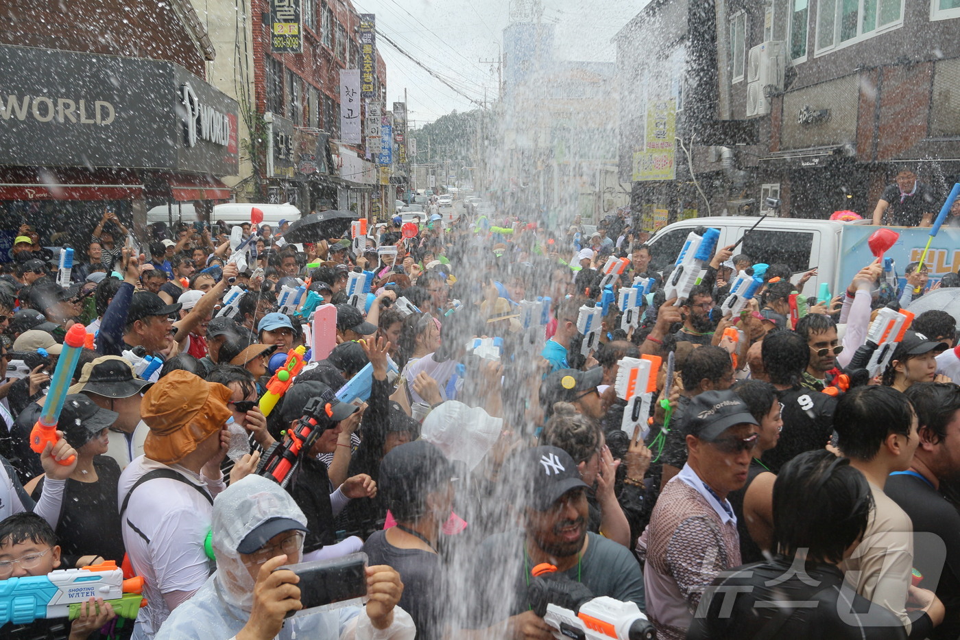 (서울=뉴스1) = 27일 전남 장흥군 탐진강 수변공원 일대에서 열린 '2024 정남진 장흥물축제'에서 살수대첩 거리퍼레이드에 참여한 관광객들이 축제를 즐기고 있다. (정남진장흥물 …