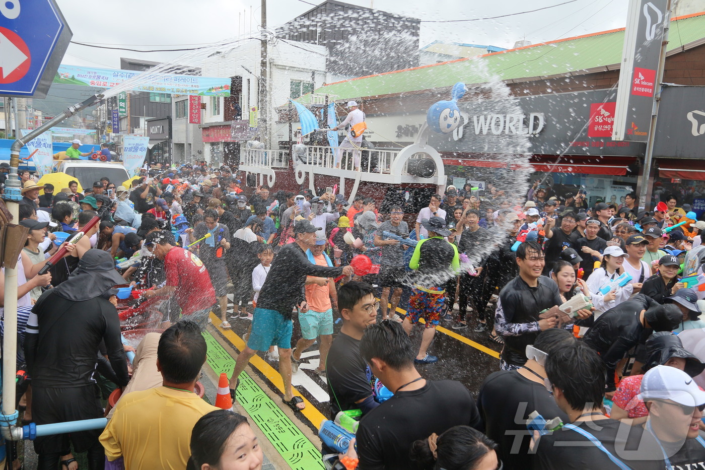 (서울=뉴스1) = 27일 전남 장흥군 탐진강 수변공원 일대에서 열린 '2024 정남진 장흥물축제'에서 살수대첩 거리퍼레이드에 참여한 관광객들이 축제를 즐기고 있다. (정남진장흥물 …