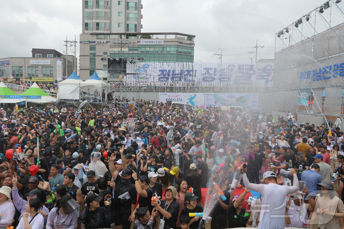 (서울=뉴스1) = 27일 전남 장흥군 탐진강 수변공원 일대에서 열린 '2024 정남진 장흥물축제'에서 살수대첩 거리퍼레이드에 참여한 관광객들이 물싸움을 즐기고 있다. (정남진장흥 …