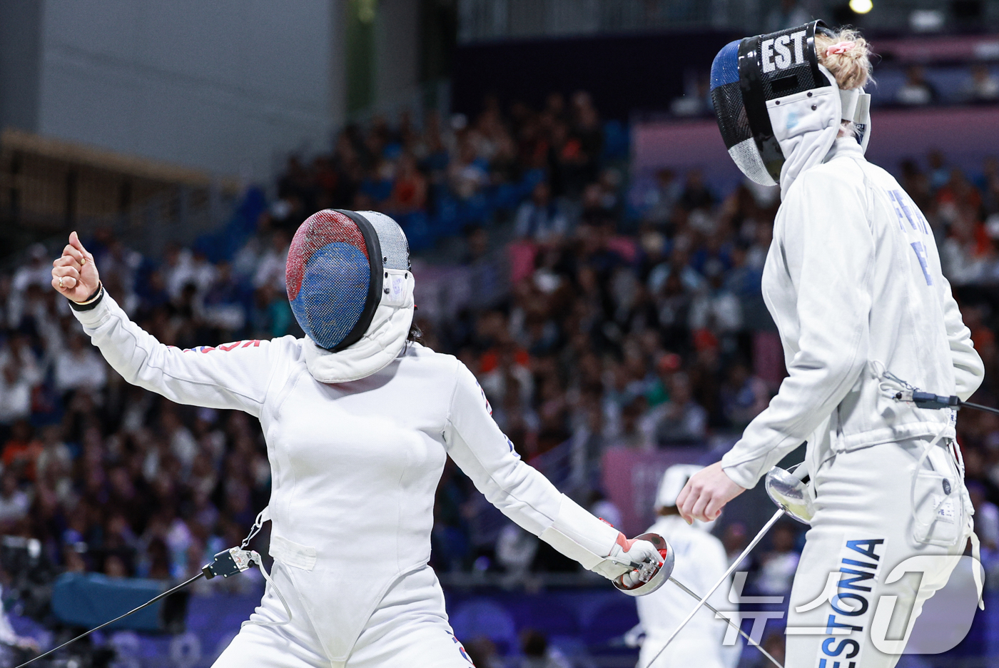 (파리(프랑스)=뉴스1) 박정호 기자 = 대한민국 펜싱 대표팀 강영미 선수가 27일 오후(한국시간) 프랑스 파리 그랑 팔레에서 열린 '2024 파리올림픽' 여자 에페 개인 32강 …