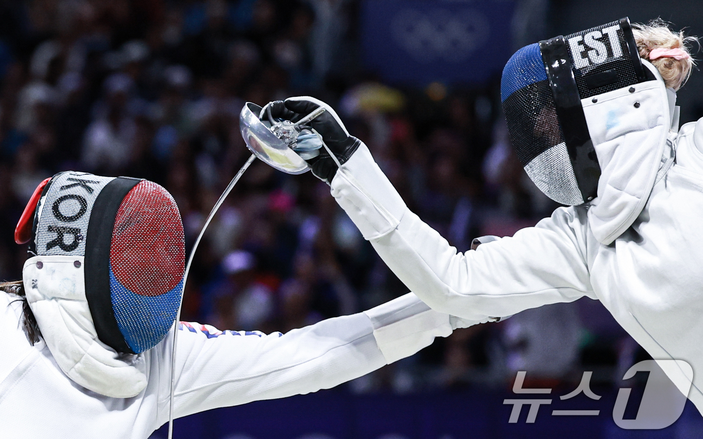 (파리(프랑스)=뉴스1) 박정호 기자 = 대한민국 펜싱 대표팀 강영미 선수가 27일 오후(한국시간) 프랑스 파리 그랑 팔레에서 열린 '2024 파리올림픽' 여자 에페 개인 32강 …