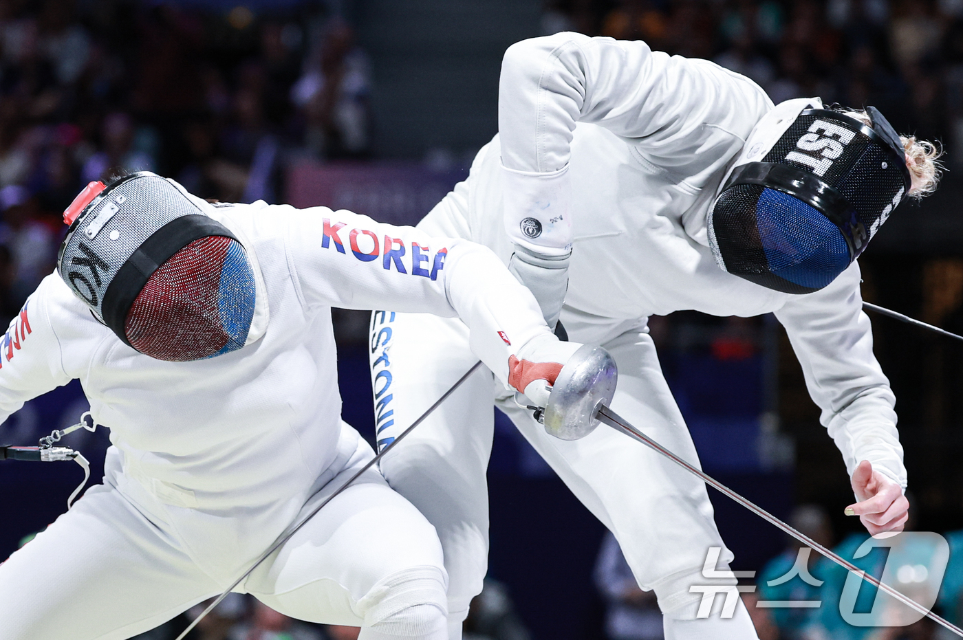 (파리(프랑스)=뉴스1) 박정호 기자 = 대한민국 펜싱 대표팀 강영미 선수가 27일 오후(한국시간) 프랑스 파리 그랑 팔레에서 열린 '2024 파리올림픽' 여자 에페 개인 32강 …