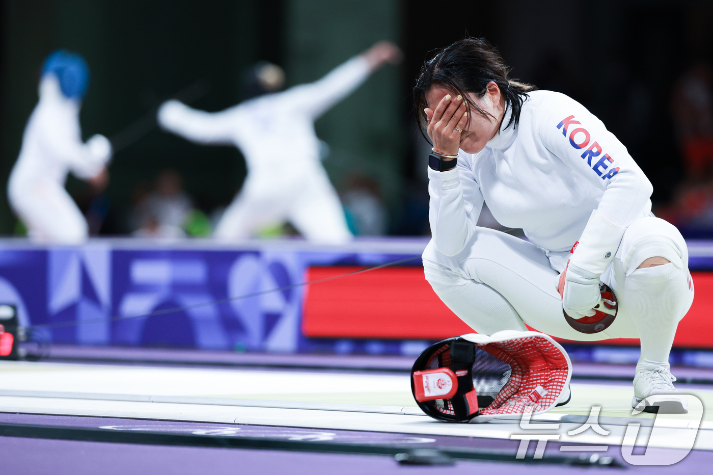 (파리(프랑스)=뉴스1) 박정호 기자 = 대한민국 펜싱 대표팀 강영미 선수가 27일 오후(한국시간) 프랑스 파리 그랑 팔레에서 열린 '2024 파리올림픽' 여자 에페 개인 32강 …