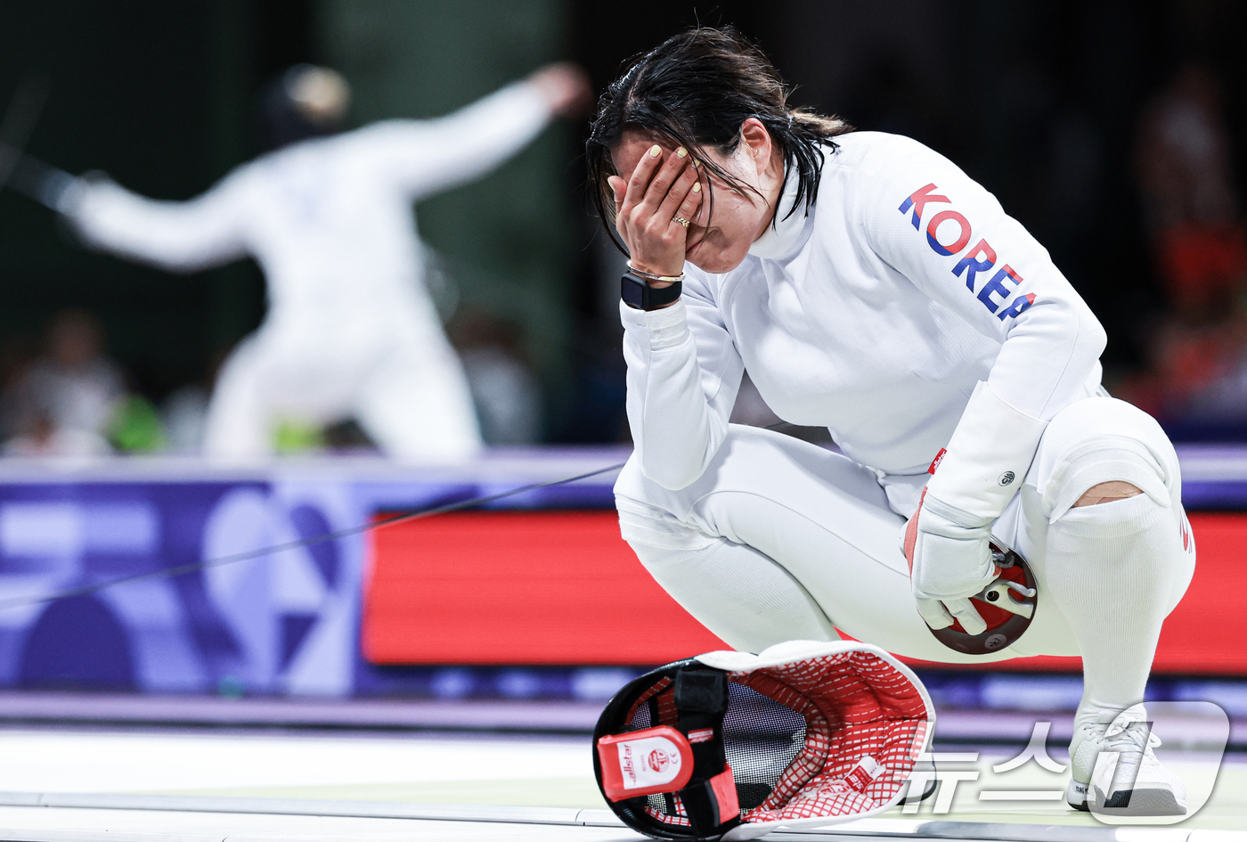 (파리(프랑스)=뉴스1) 박정호 기자 = 대한민국 펜싱 대표팀 강영미 선수가 27일 오후(한국시간) 프랑스 파리 그랑 팔레에서 열린 '2024 파리올림픽' 여자 에페 개인 32강 …