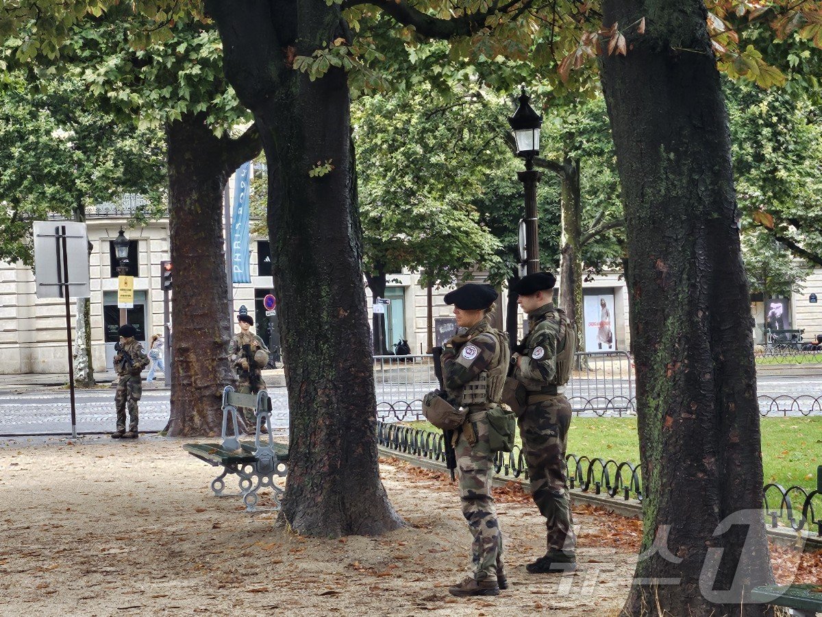 본문 이미지 - 27일(한국시간) 프랑스 파리 프랭클린 D. 루즈벨트역 인근에 배치된 군인들. ⓒ News1 권혁준 기자