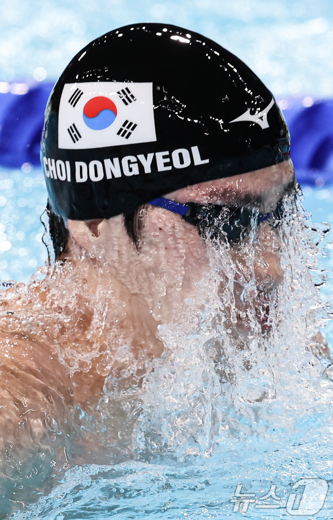 (파리(프랑스)=뉴스1) 이동해 기자 = 대한민국 수영대표팀 최동열이 27일(한국시간) 프랑스 파리 라데팡스에서 열린 남자 100M 평영 예선 경기에서 역영하고 있다. 2024.7 …