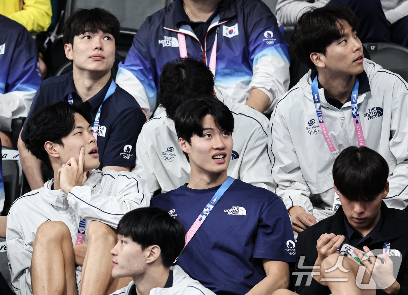 본문 이미지 - 황선우를 비롯한 수영대표팀 선수들이 27일(한국시간) 프랑스 파리 라데팡스에서 열린 100M 평영 예선에 출전한 최동열 경기를 살펴보고 있다. 2024.7.27/뉴스1 ⓒ News1 이동해 기자