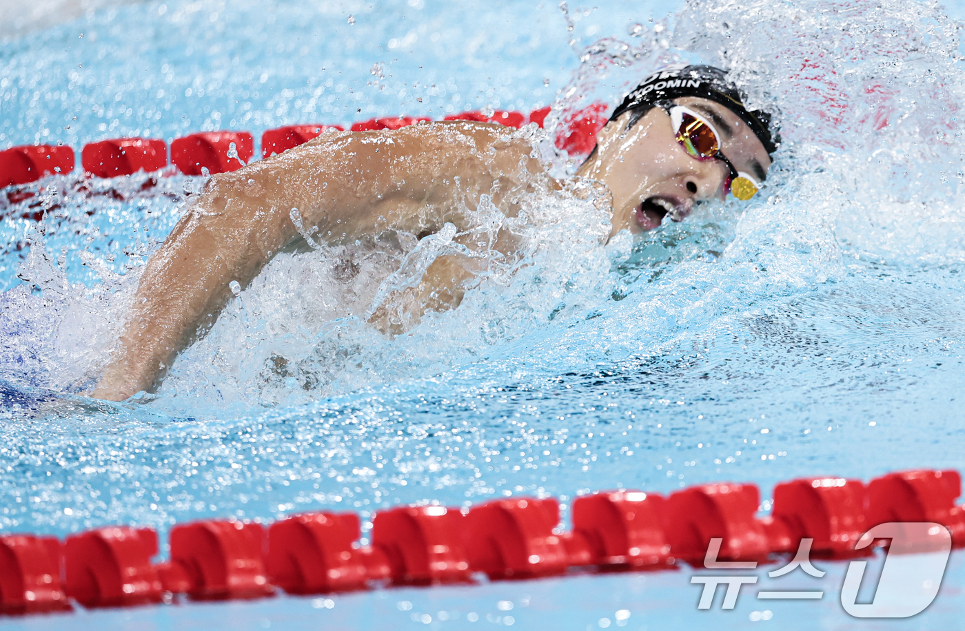 (파리(프랑스)=뉴스1) 이동해 기자 = 대한민국 수영대표팀 김우민이 27일(한국시간) 프랑스 파리 라데팡스에서 열린 남자 400M 자유형 예선 경기에서 역영하고 있다. 2024. …