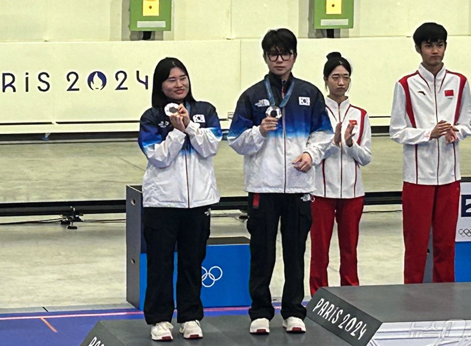 본문 이미지 - 금지현·박하준이 27일(현지시간) 프랑스 샤토루 슈팅 센터에서 열린 2024 파리올림픽 사격 공기소총 10m 혼성 단체 시상식에서 은메달을 목에 걸고 기념촬영을 하고 있다. 2024.7.27/뉴스1 ⓒ News1 문대현 기자
