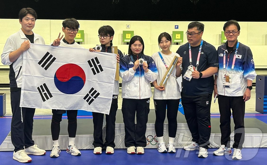 본문 이미지 - 금지현·박하준이 27일&#40;현지시간&#41; 프랑스 샤토루 슈팅 센터에서 열린 2024 파리올림픽 사격 공기소총 10m 혼성 단체 시상식 후 은메달을 목에 걸고 기념촬영을 하고 있다. 맨 오른쪽이 장갑석 감독. 2024.7.27/뉴스1 ⓒ News1 문대현 기자