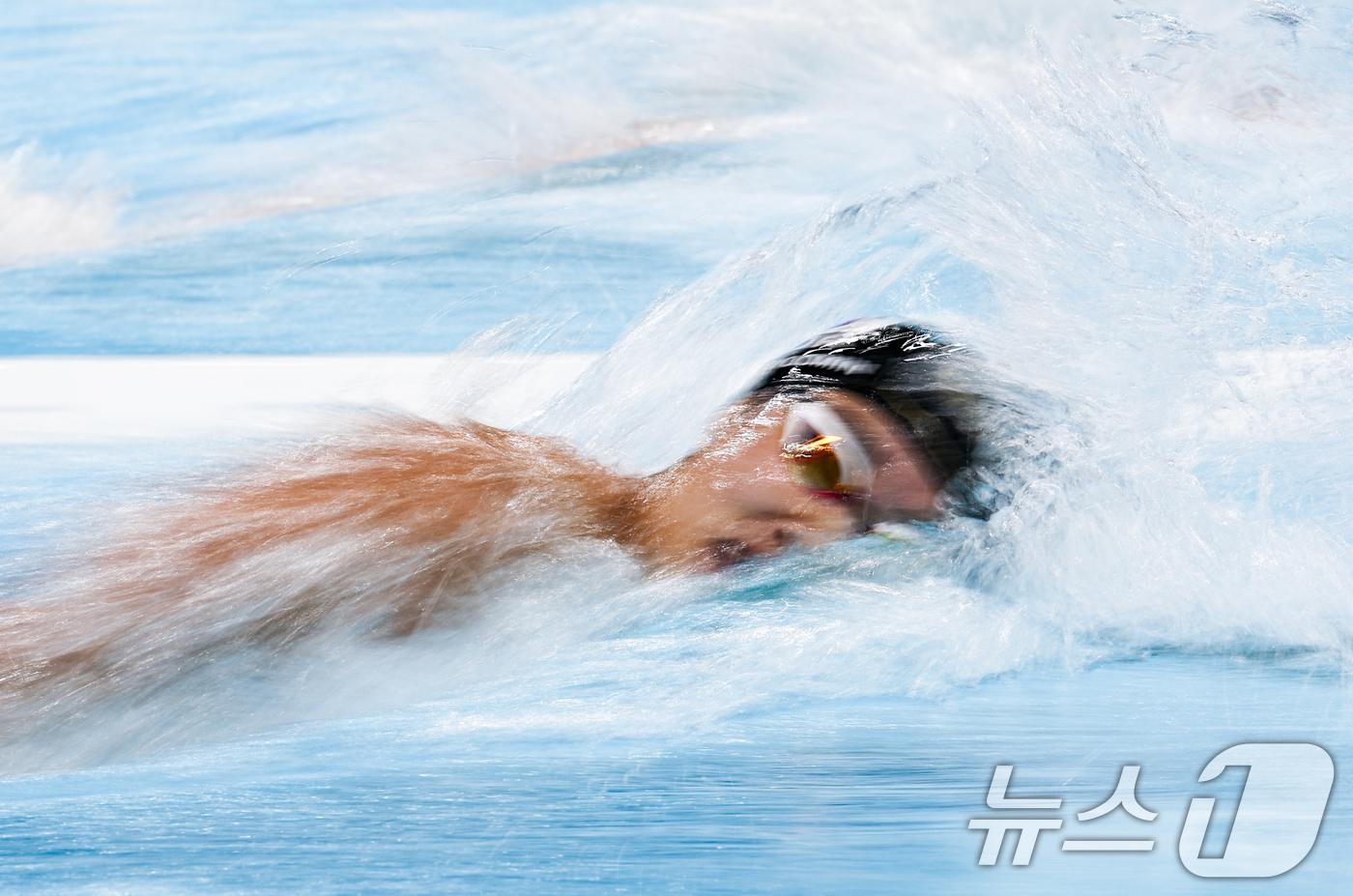 (파리(프랑스)=뉴스1) 이동해 기자 = 대한민국 수영대표팀 김우민이 27일(한국시간) 프랑스 파리 라데팡스에서 열린 남자 400M 자유형 예선 경기에서 역영하고 있다. 2024. …