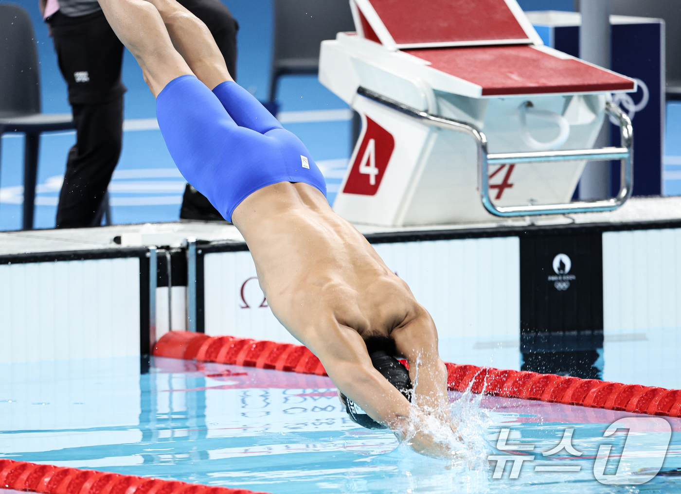 (파리(프랑스)=뉴스1) 이동해 기자 = 대한민국 수영대표팀 김우민이 27일(한국시간) 프랑스 파리 라데팡스에서 열린 남자 400M 자유형 예선 경기에서 힘차게 출발하고 있다. 2 …