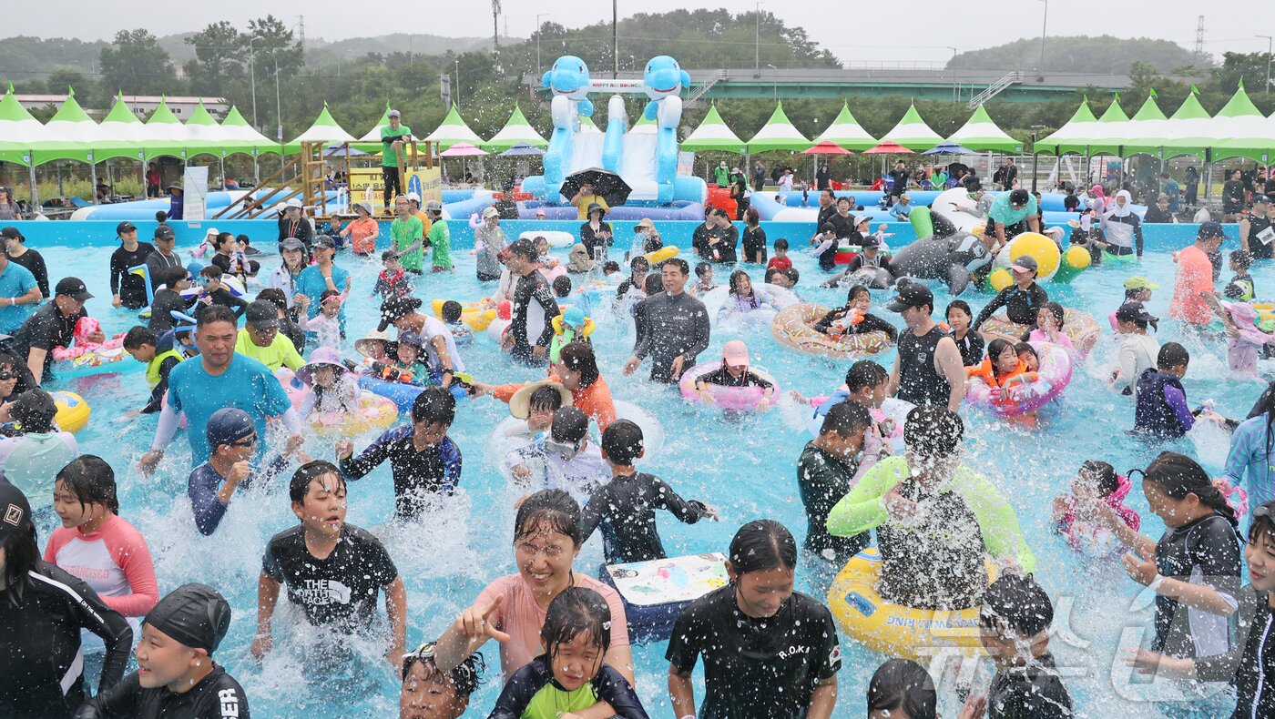 본문 이미지 - 27일 전북 임실치즈테마파크 장미공원에서 열린 ’2024 임실 아쿠아페스티벌’에서 시민들이 물놀이를 즐기고 있다. &#40;임실군청 제공&#41; 2024.7.27/뉴스1