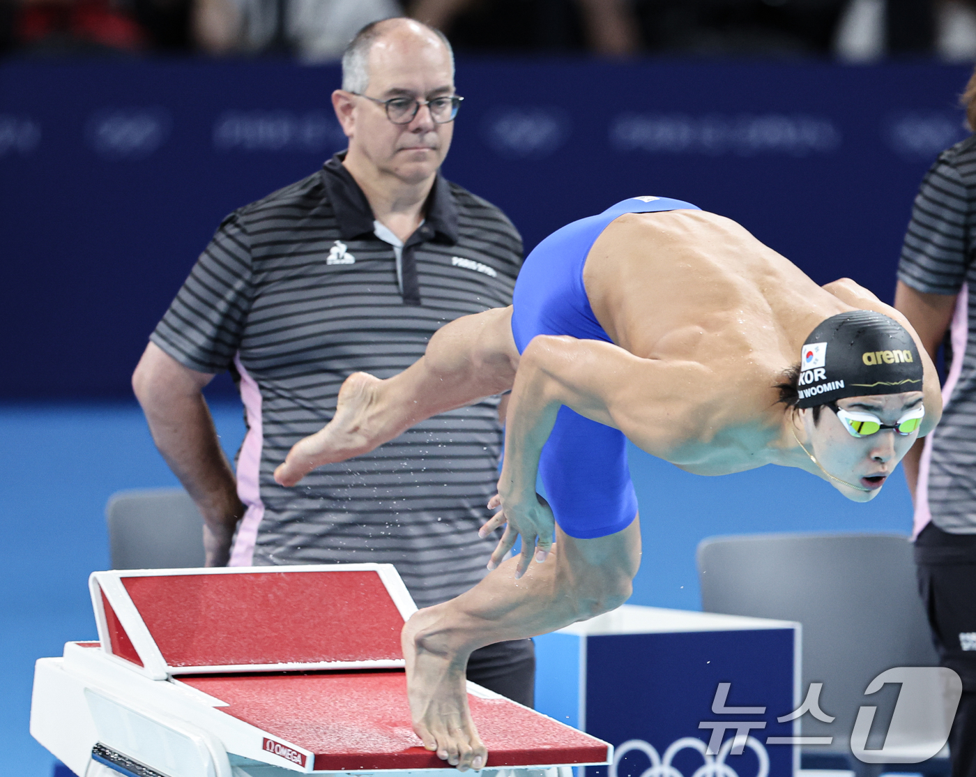 (파리(프랑스)=뉴스1) 이동해 기자 = 대한민국 수영대표팀 김우민이 27일(한국시간) 프랑스 파리 라데팡스에서 열린 남자 400M 자유형 예선 경기에서 힘차게 출발하고 있다. 2 …