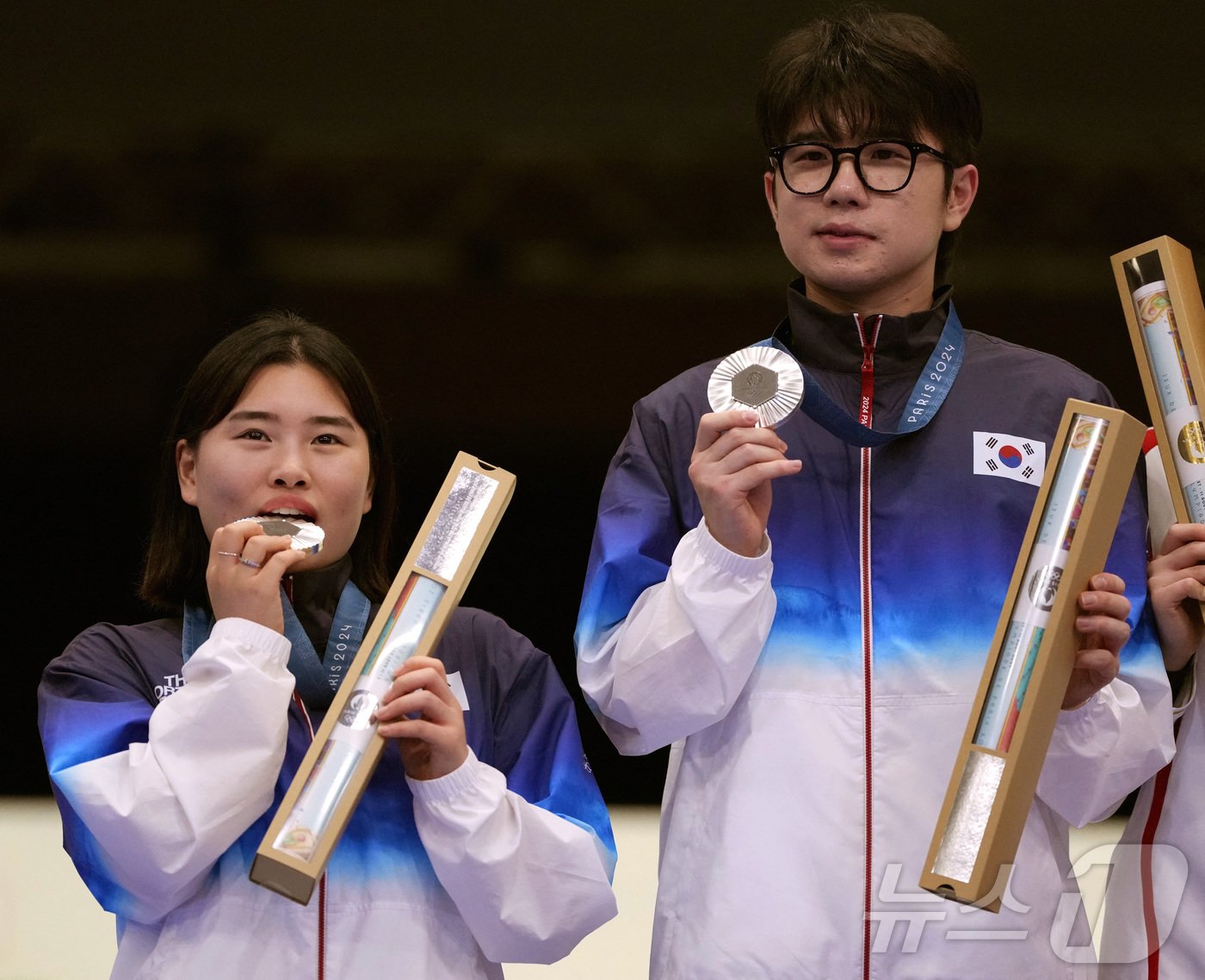 본문 이미지 - 금지현·박하준이 27일&#40;현지시간&#41; 프랑스 샤토루 슈팅 센터에서 열린 2024 파리올림픽 사격 공기소총 10m 혼성 단체 시상식에서 은메달을 목에 걸고 기념촬영을 하고 있다. 2024.7.27 ⓒ 로이터=뉴스1