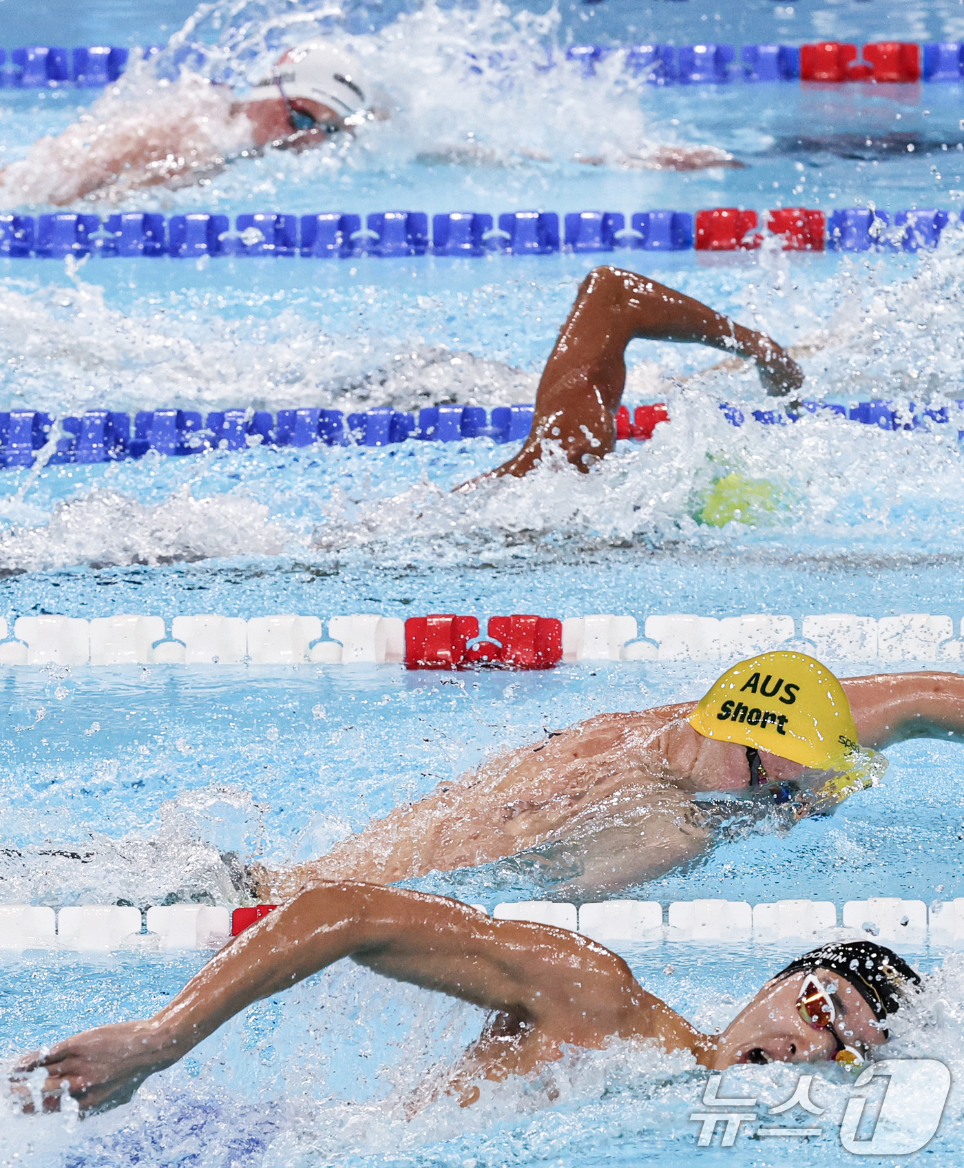 (파리(프랑스)=뉴스1) 이동해 기자 = 대한민국 수영대표팀 김우민이 27일(한국시간) 프랑스 파리 라데팡스에서 열린 남자 400M 자유형 예선 경기에서 역영하고 있다. 2024. …