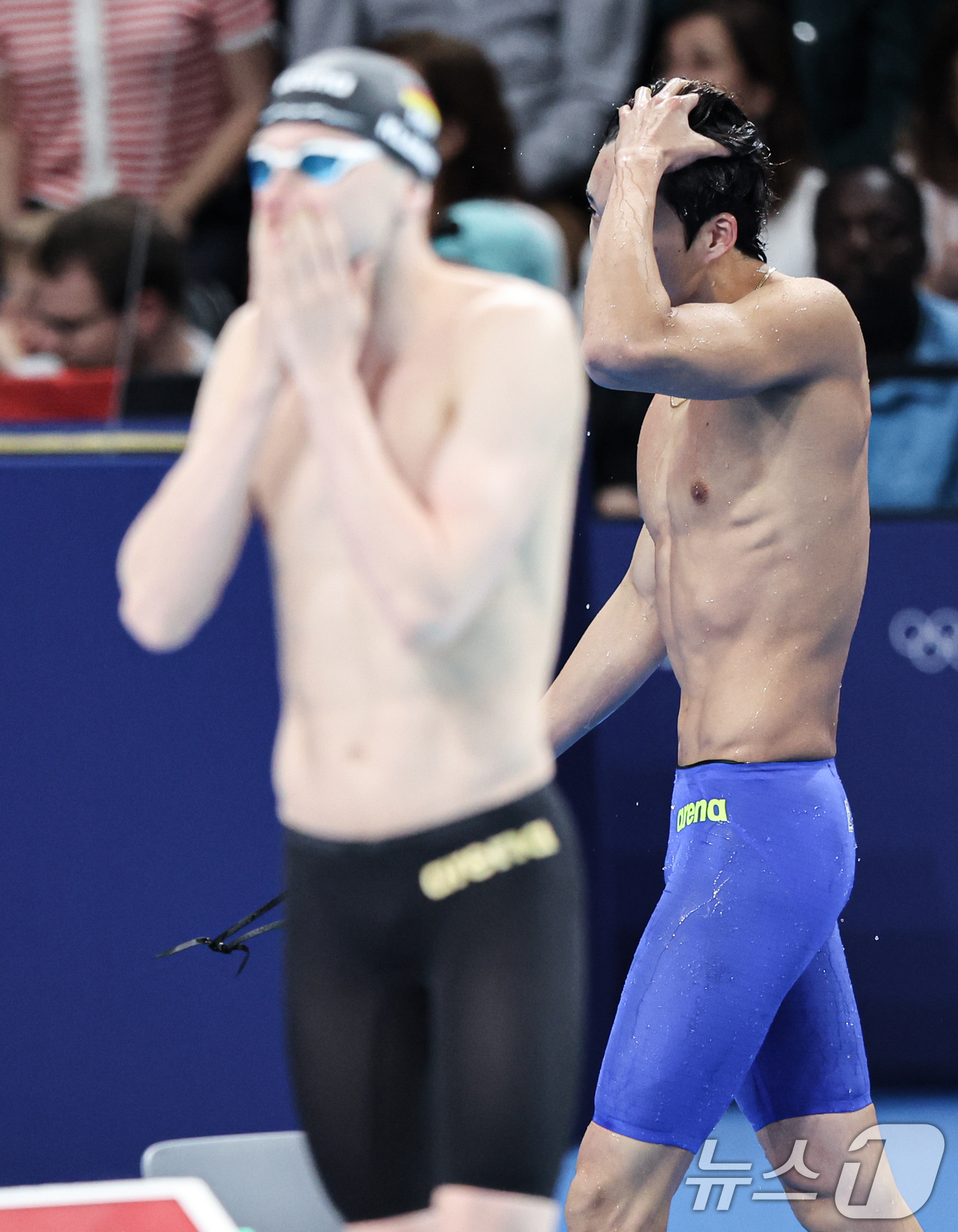 (파리(프랑스)=뉴스1) 이동해 기자 = 대한민국 수영대표팀 김우민이 27일(한국시간) 프랑스 파리 라데팡스에서 열린 남자 400M 자유형 예선 경기를 마친 후 경기장을 나서고 있 …