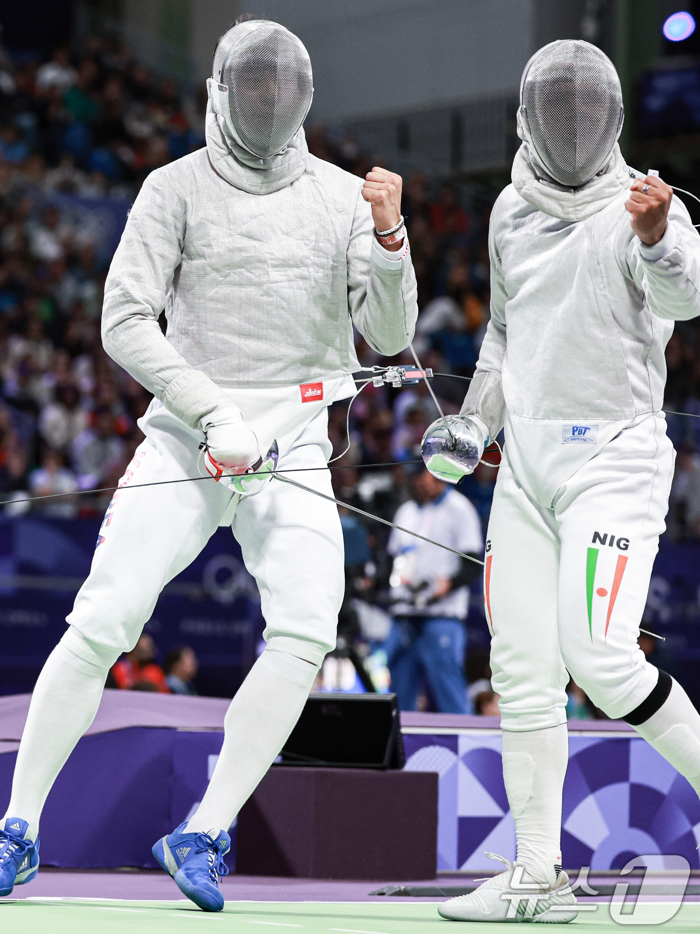 (파리(프랑스)=뉴스1) 박정호 기자 = 대한민국 펜싱 대표팀 오상욱 선수(왼쪽)가 27일 오후(한국시간) 프랑스 파리 그랑 팔레에서 열린 '2024 파리올림픽' 남자 사브르 개인 …