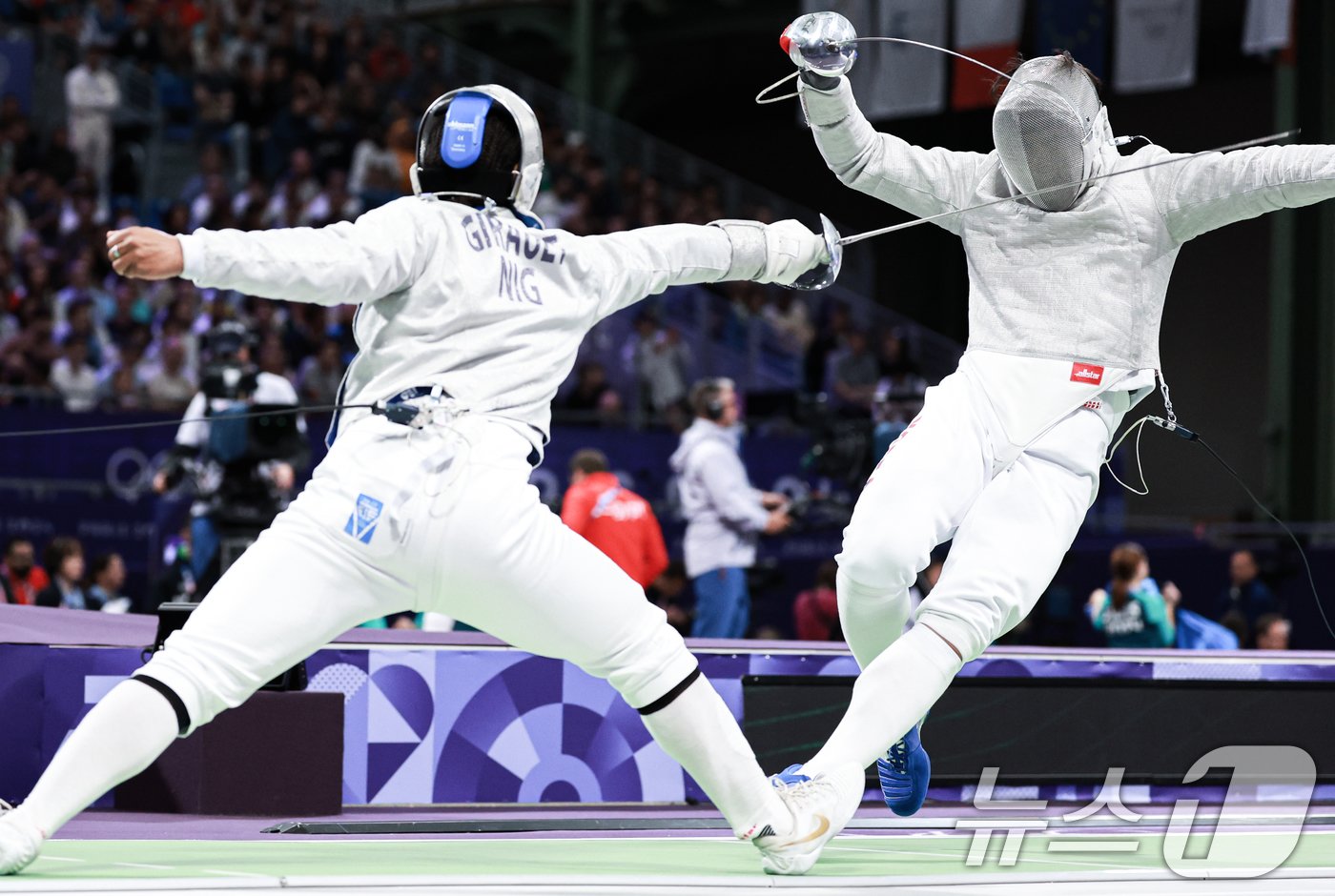 본문 이미지 - 대한민국 펜싱 대표팀 오상욱 선수가 27일 오후&#40;한국시간&#41; 프랑스 파리 그랑 팔레에서 열린 &#39;2024 파리올림픽&#39; 남자 사브르 개인 32강 경기에서 니제르의 에반 진 아바 지로 선수와 맞대결을 펼치고 있다. 2024.7.27/뉴스1 ⓒ News1 박정호 기자