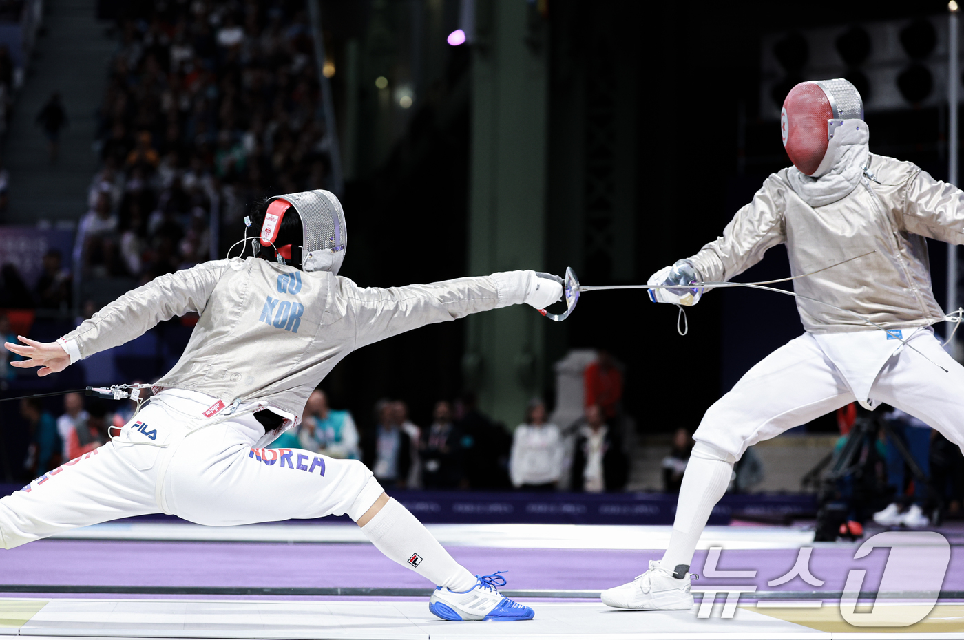 (파리(프랑스)=뉴스1) 박정호 기자 = 대한민국 펜싱 대표팀 구본길 선수가 27일 오후(한국시간) 프랑스 파리 그랑 팔레에서 열린 '2024 파리올림픽' 남자 사브르 개인 32강 …