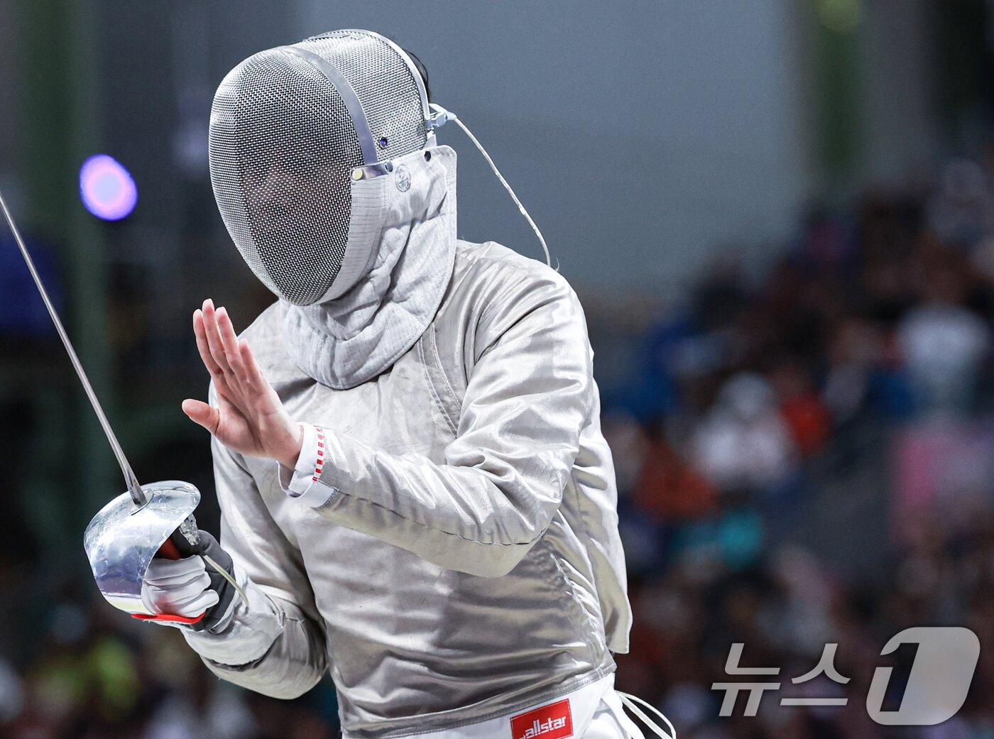 본문 이미지 - 대한민국 펜싱 대표팀 구본길 선수가 27일 오후&#40;한국시간&#41; 프랑스 파리 그랑 팔레에서 열린 &#39;2024 파리올림픽&#39; 남자 사브르 개인 32강 튀니지의 파레스 페르자니 선수와의 경기에서 심판진에 어필하고 있다. 2024.7.27/뉴스1 ⓒ News1 박정호 기자