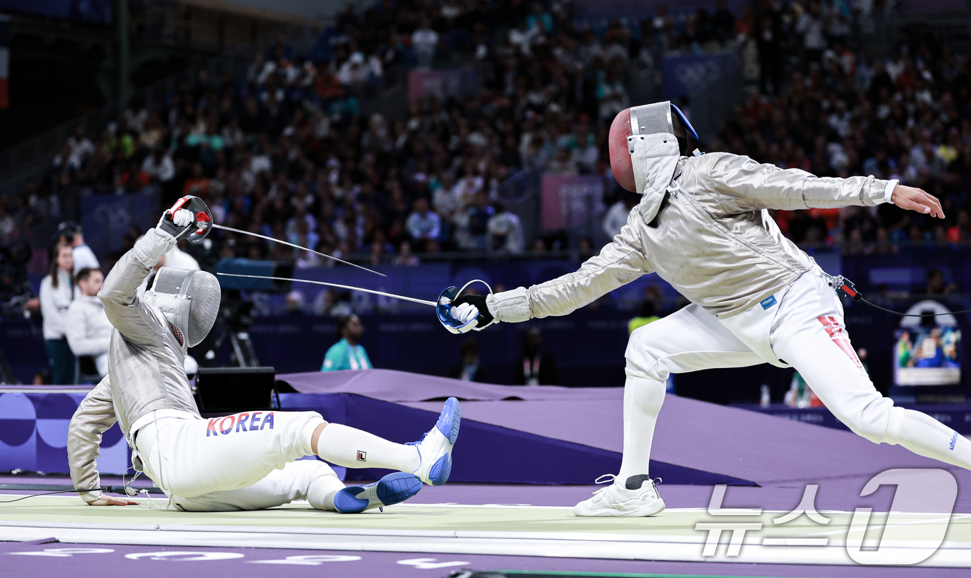 (파리(프랑스)=뉴스1) 박정호 기자 = 대한민국 펜싱 대표팀 구본길 선수가 27일 오후(한국시간) 프랑스 파리 그랑 팔레에서 열린 '2024 파리올림픽' 남자 사브르 개인 32강 …