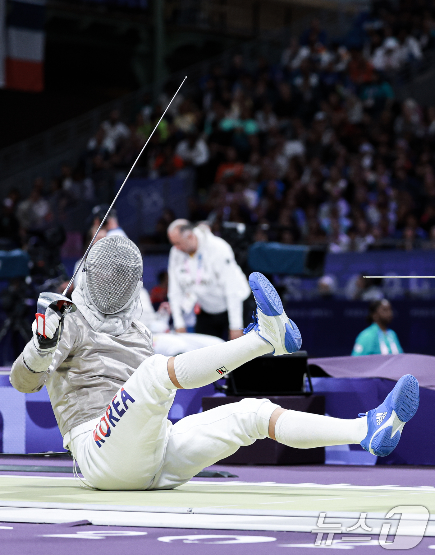 (파리(프랑스)=뉴스1) 박정호 기자 = 대한민국 펜싱 대표팀 구본길 선수가 27일 오후(한국시간) 프랑스 파리 그랑 팔레에서 열린 '2024 파리올림픽' 남자 사브르 개인 32강 …