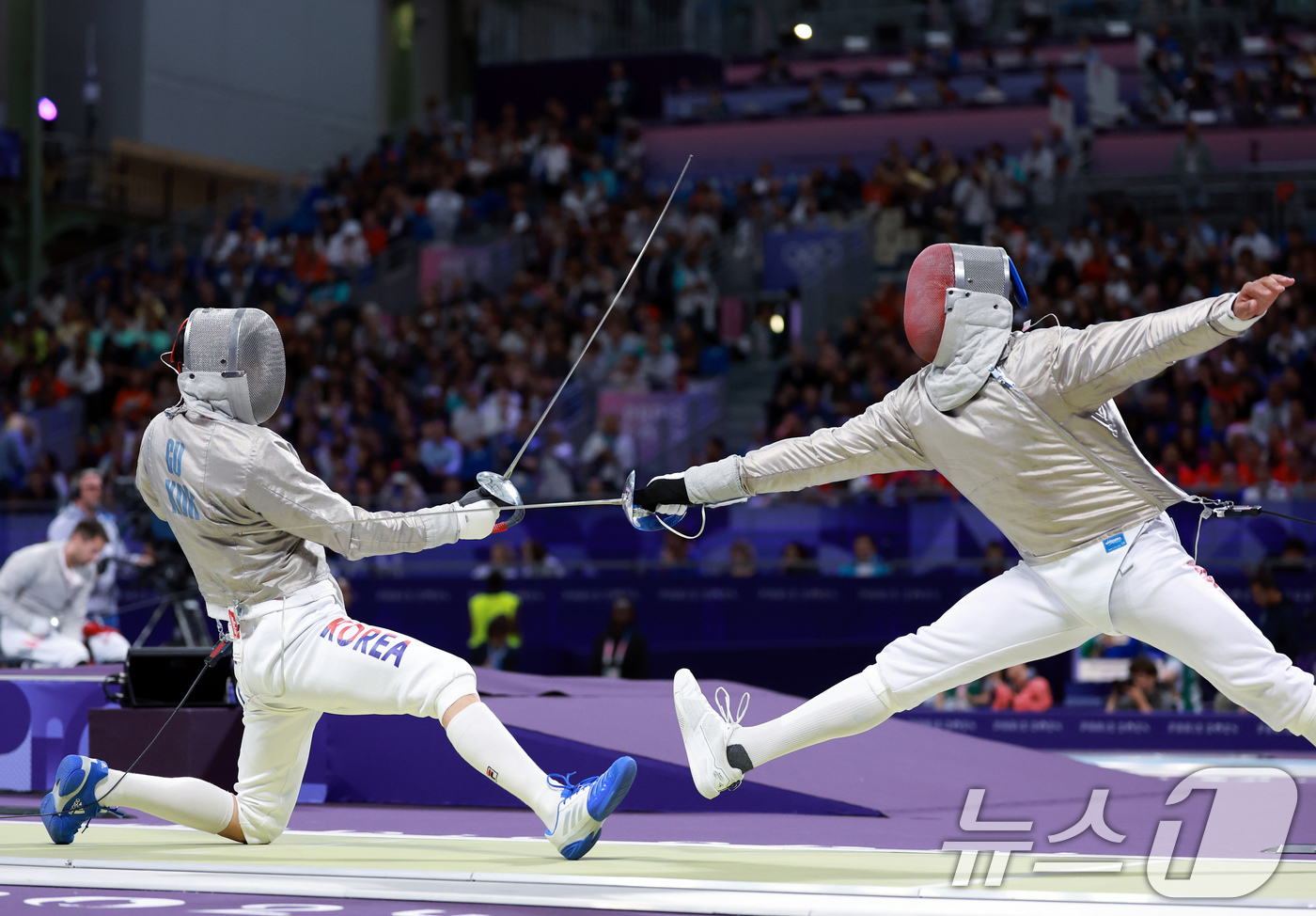 (파리(프랑스)=뉴스1) 박정호 기자 = 대한민국 펜싱 대표팀 구본길 선수가 27일 오후(한국시간) 프랑스 파리 그랑 팔레에서 열린 남자 사브르 개인 32강 경기에서 튀니지의 파레 …