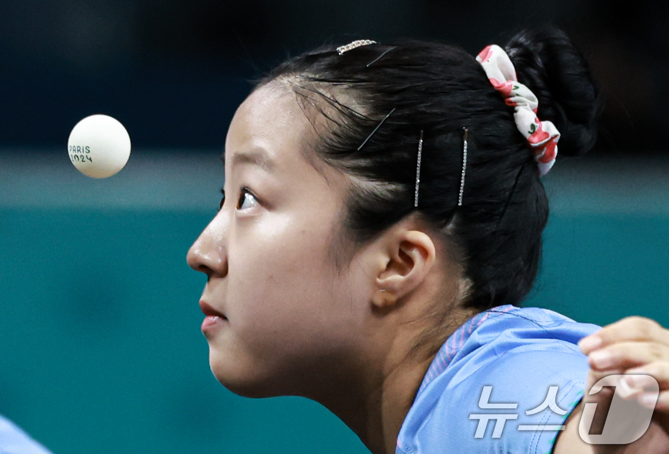 (파리(프랑스)=뉴스1) 박정호 기자 = 대한민국 탁구 대표팀 신유빈 선수가  27일(한국시간) 프랑스 파리 사우스 파리 아레나 4에서 열린 '2024 파리올림픽' 탁구 혼합복식 …