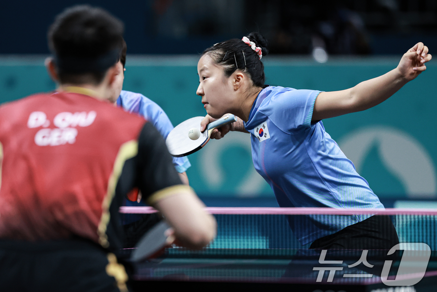 (파리(프랑스)=뉴스1) 박정호 기자 = 대한민국 탁구 대표팀 신유빈 선수가  27일(한국시간) 프랑스 파리 사우스 파리 아레나 4에서 열린 '2024 파리올림픽' 탁구 혼합복식 …