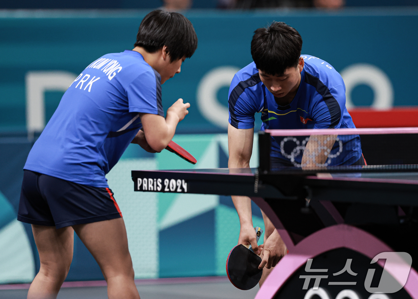 (파리(프랑스)=뉴스1) 박정호 기자 = 북한 탁구 대표팀 리종식, 김금영 선수가 27일(한국시간) 프랑스 파리 사우스 파리 아레나 4에서 열린 '2024 파리올림픽' 탁구 혼합복 …