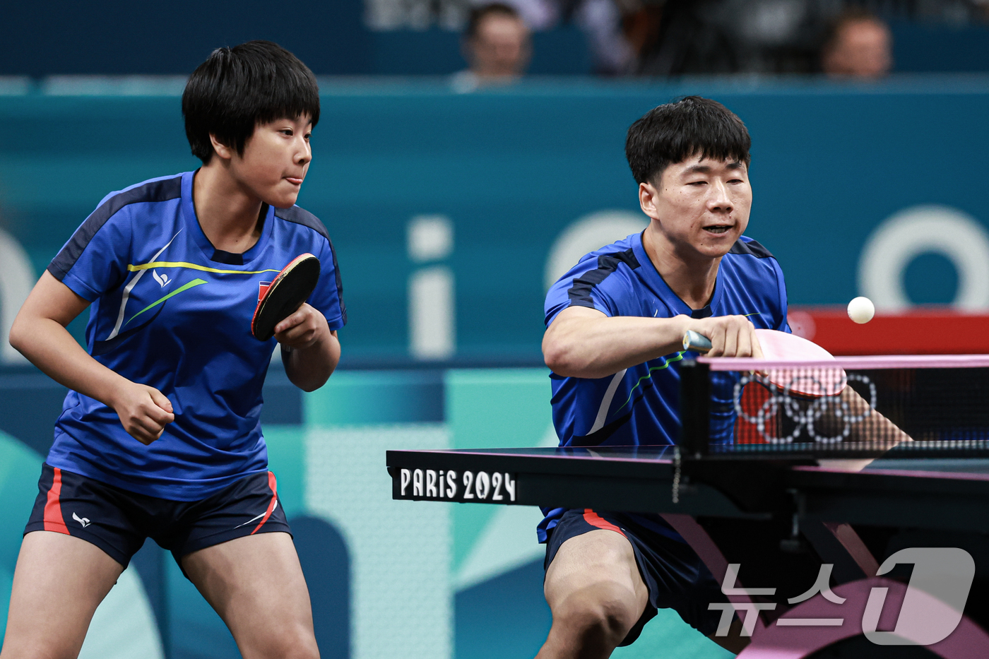 (파리(프랑스)=뉴스1) 박정호 기자 = 북한 탁구 대표팀 리종식, 김금영 선수가 27일(한국시간) 프랑스 파리 사우스 파리 아레나 4에서 열린 '2024 파리올림픽' 탁구 혼합복 …