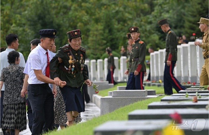 본문 이미지 - (평양 노동신문=뉴스1) =조국해방전쟁승리 71돌을 기념해 26일 조국해방전쟁 참전열사묘를 찾은 참전군인과 청년들. [국내에서만 사용가능. 재배포 금지. DB 금지. For Use Only in the Republic of Korea. Redistribution Prohibited] rodongphoto@news1.kr