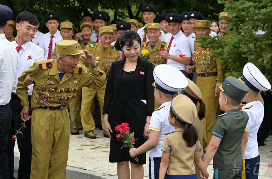 &#40;평양 노동신문=뉴스1&#41; =조국해방전쟁승리 71돌을 기념해 26일 조국해방전쟁 참전열사묘를 찾은 참전군인과 청년들. [국내에서만 사용가능. 재배포 금지. DB 금지. For Use Only in the Republic of Korea. Redistribution Prohibited] rodongphoto@news1.kr