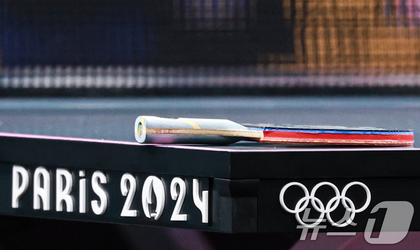 본문 이미지 - 28일(한국시간) 프랑스 파리 사우스 파리 아레나 4에서 열린 '2024 파리올림픽' 탁구 혼합복식 16강 북한과 일본의 경기에서 휴식을 하기 위해 테이블에 라켓이 올려져 있다 2024.7.28/뉴스1 ⓒ News1 박정호 기자