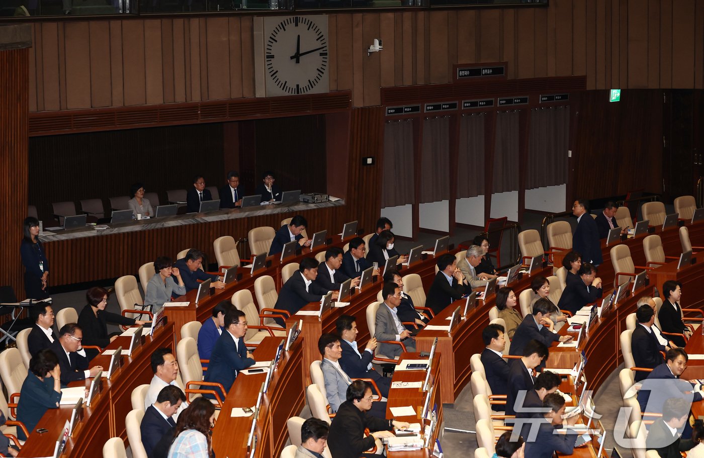 본문 이미지 - 더불어민주당 등 야당 의원들이 28일 새벽 서울 여의도 국회 본회의장에서 박선원 의원의 방송4법 찬성 무제한토론(필리버스터)을 듣고 있다. 2024.7.28/뉴스1 ⓒ News1 김민지 기자