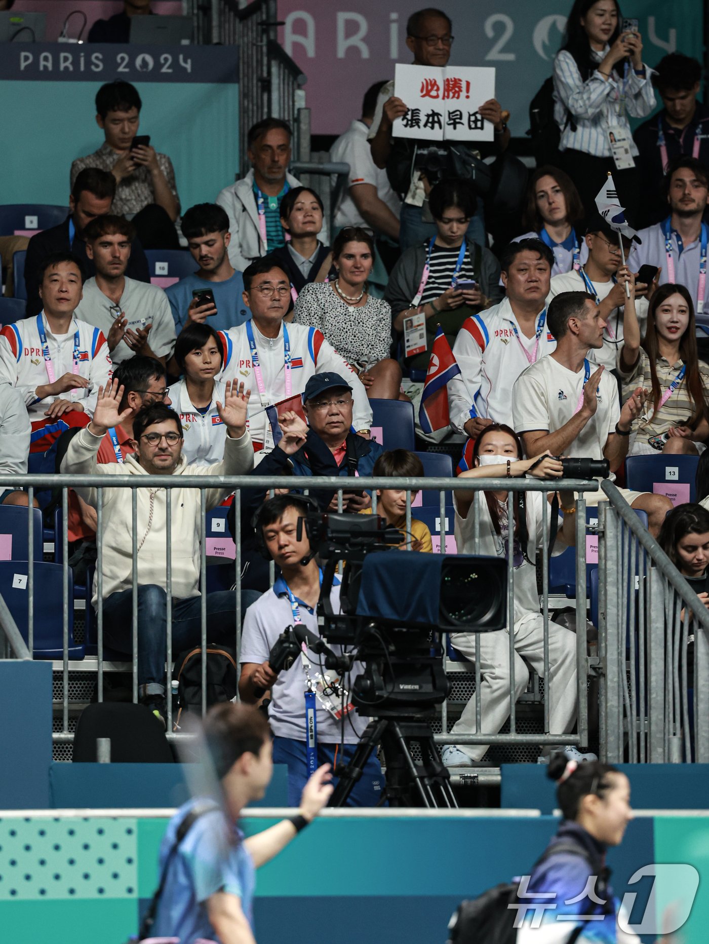 본문 이미지 - 대한민국 탁구 대표팀 신유빈, 임종훈 선수가 28일(한국시간) 프랑스 파리 사우스 파리 아레나 4에서 열린 '2024 파리올림픽' 탁구 혼합복식 16강 독일과의 경기를 마친 후 북한 선수단 관계자 앞을 지나가고 있다. 2024.7.28/뉴스1 ⓒ News1 박정호 기자